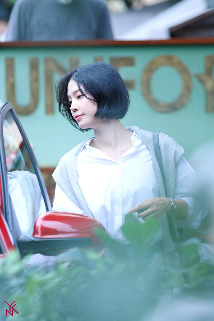 Q. 단발병 일으키는 여자연예인하면 제일 먼저 생각나는 연예인은????.jpgif