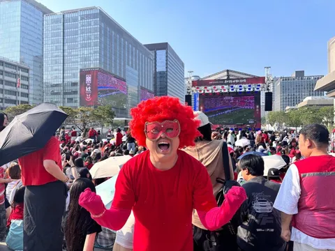 현재 광화문 광장과 여의도 거리응원