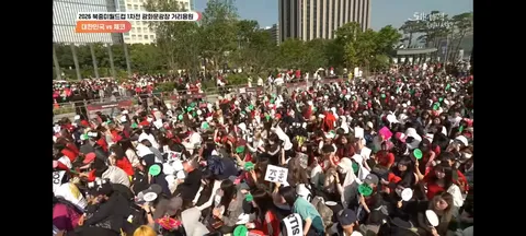 현재 광화문 광장과 여의도 거리응원