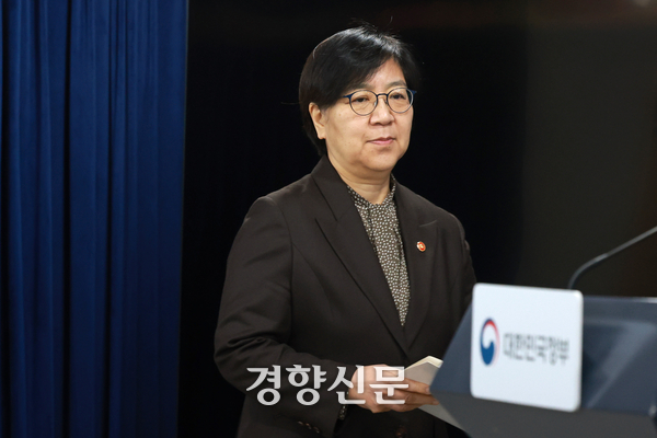 ‘삼고초려’ 모셔온 정은경 복지부 장관 교체설 나오는 이유는?