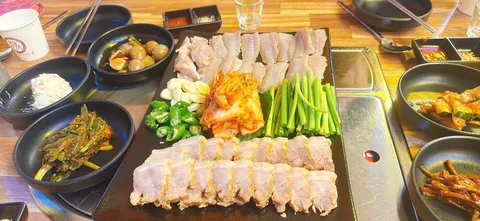 가족들과 외식으로 홍어삼합 먹었네요