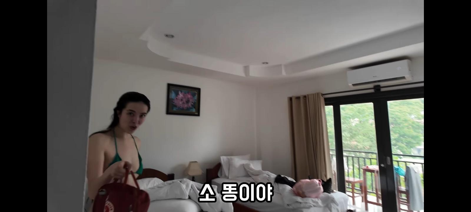 명품 비키니 입고 소똥