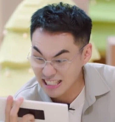 명조) ???: 사장님! 지금 유저들이 죽겠다고 외치는 중입니다!