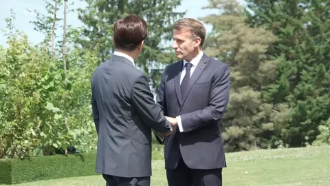 G7회의 참석 잼프에 대한 마크롱의 스킨십 & 트럼프 등등