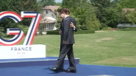 G7회의 참석 잼프에 대한 마크롱의 스킨십 & 트럼프 등등