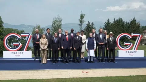 G7회의 참석 잼프에 대한 마크롱의 스킨십 & 트럼프 등등