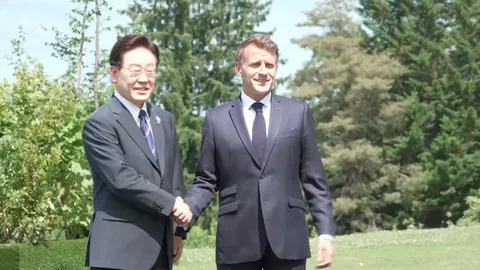 G7회의 참석 잼프에 대한 마크롱의 스킨십 & 트럼프 등등