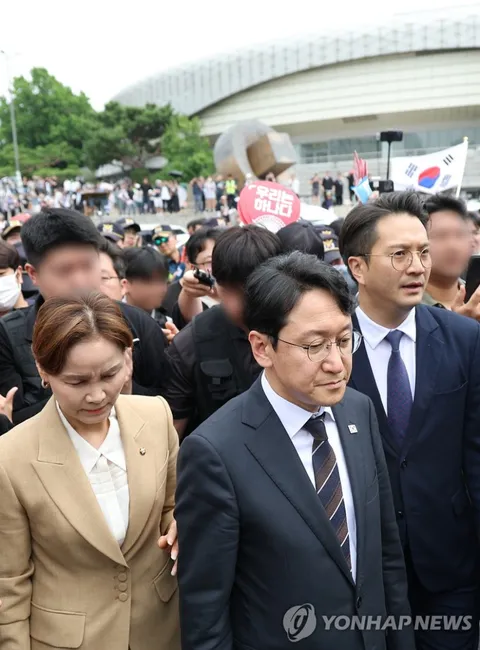 송파개표소 봉쇄 시위로 되돌아가는 민주당 의원들
