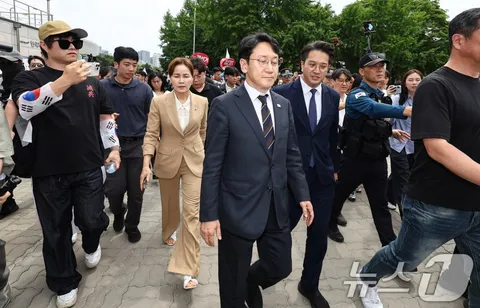송파개표소 봉쇄 시위로 되돌아가는 민주당 의원들