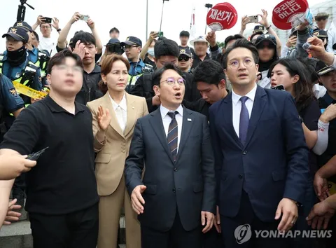 송파개표소 봉쇄 시위로 되돌아가는 민주당 의원들