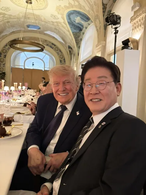 G7 만찬에서 옆자리에 앉아 서로 2시간동안 대화한 한미 정상