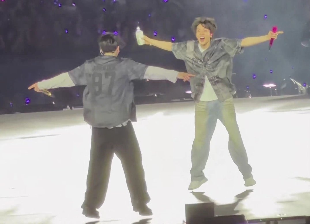방탄 진과 정국이 붙으면 100% 확률로 일어나는 일..gif