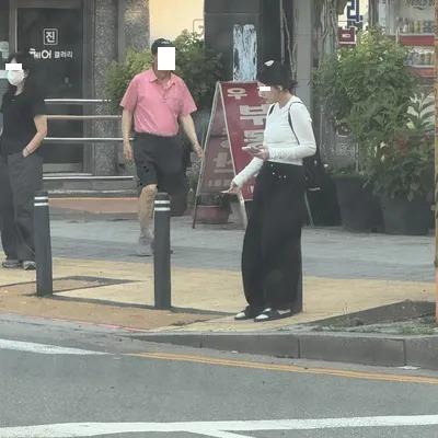 여성이 횡단보도 신호대기 중 흡연 및 가래침도 뱉었습니다.
