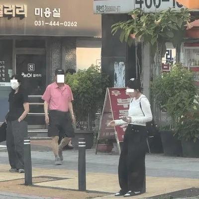 여성이 횡단보도 신호대기 중 흡연 및 가래침도 뱉었습니다.