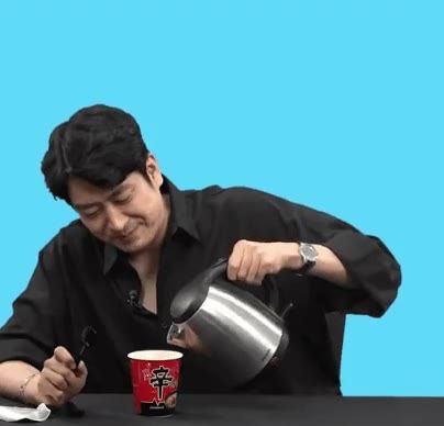 컵라면이랑 김밥으로 한국인 긁는법.gif
