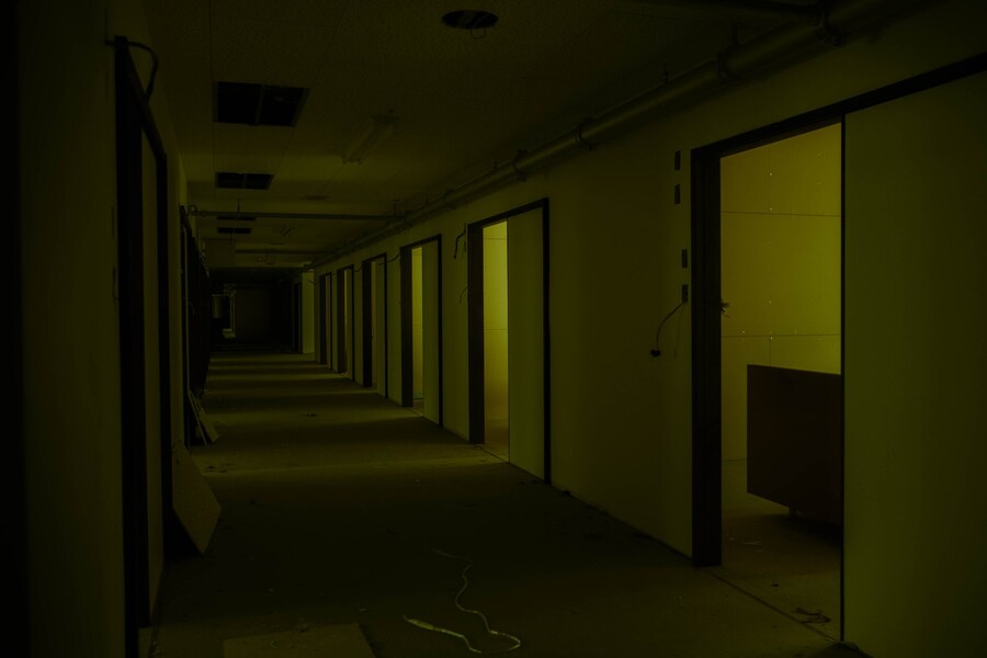 일본, 누렇고 어두침침한 폐허 내부 모습🏚️