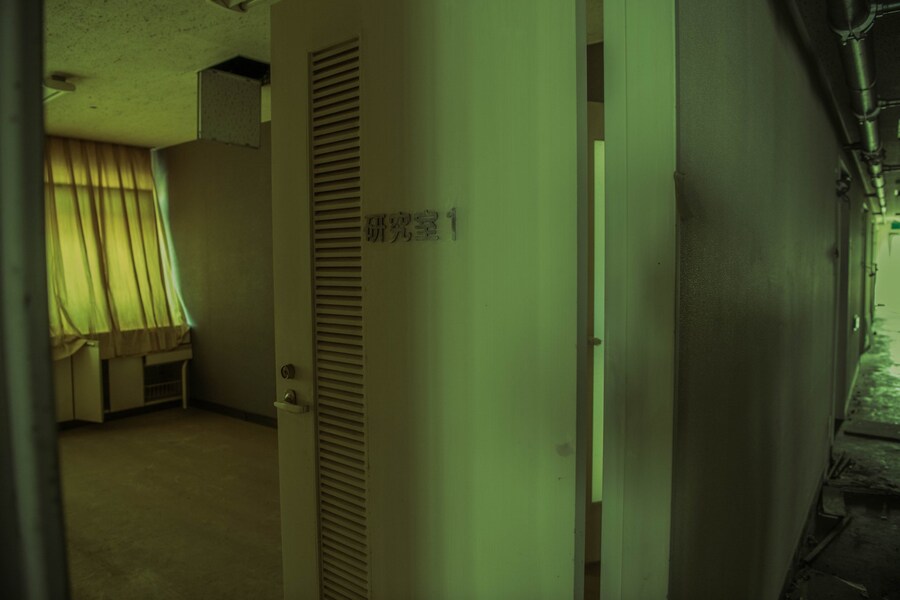 일본, 누렇고 어두침침한 폐허 내부 모습🏚️