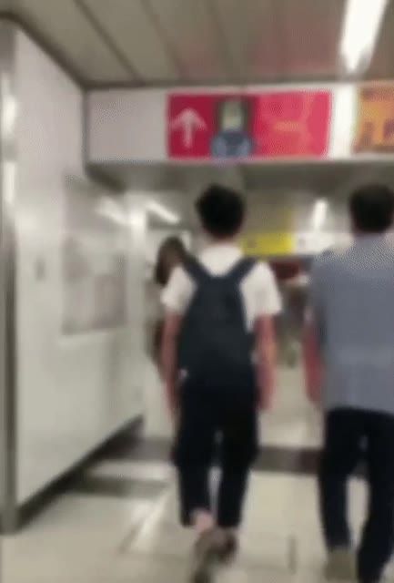 일본에서 어깨빵 당할 확율이 매우 높다는 행동.jpg
