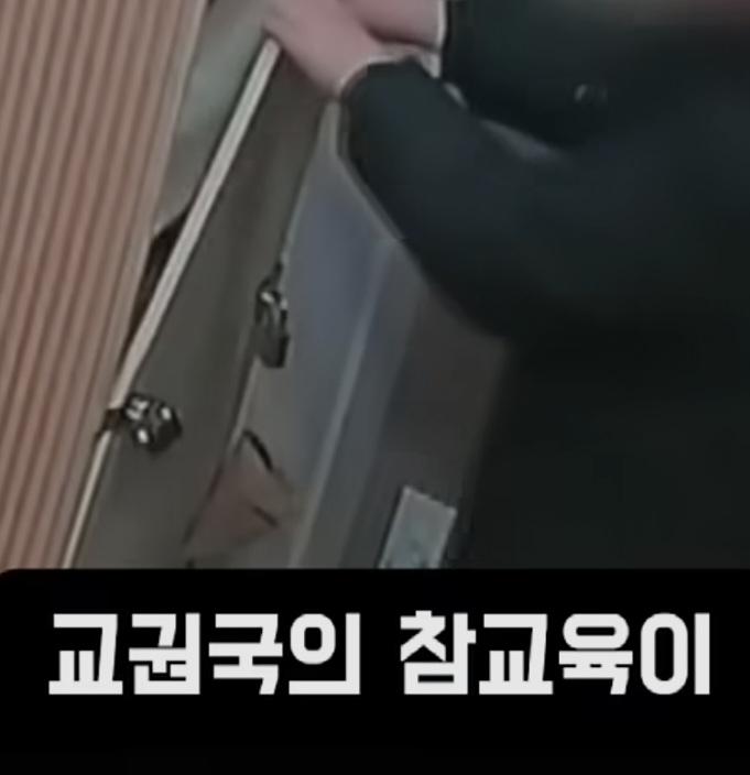 두손모아 비는 남성