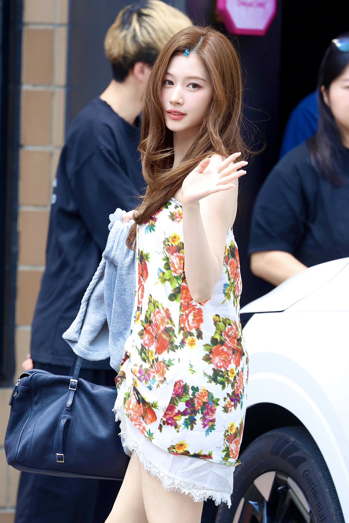 인사하는 사나.jpg