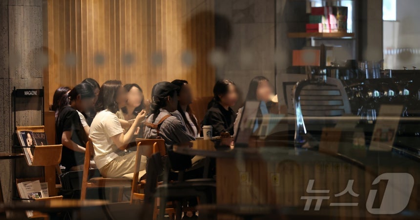 오늘 역사 강의 듣는 스타벅스 직원들