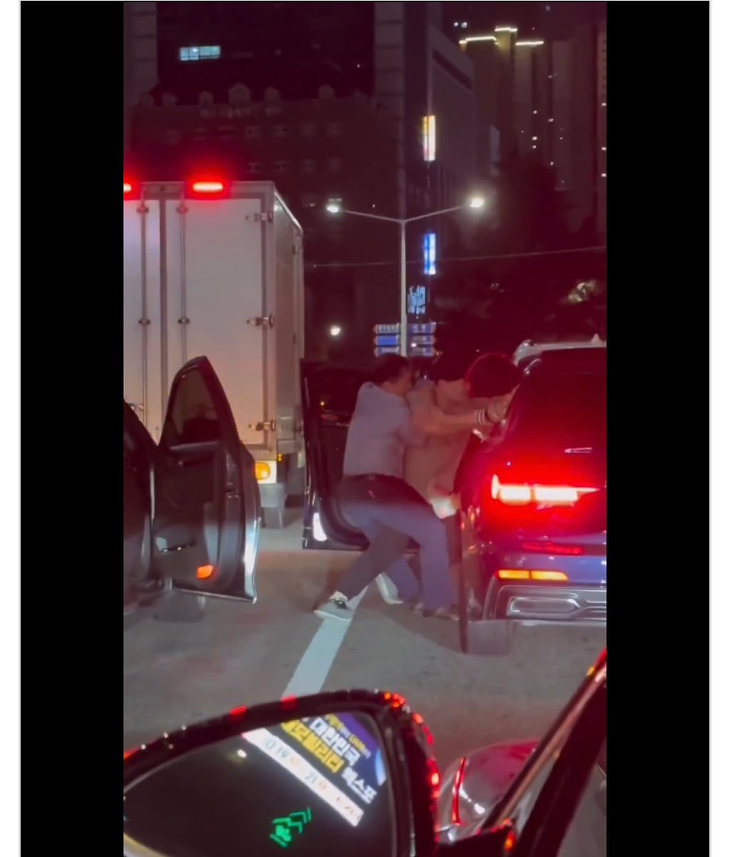 23년도에 난리났었던 옆 차량 여성 머리채 뜯는 지적장애인남