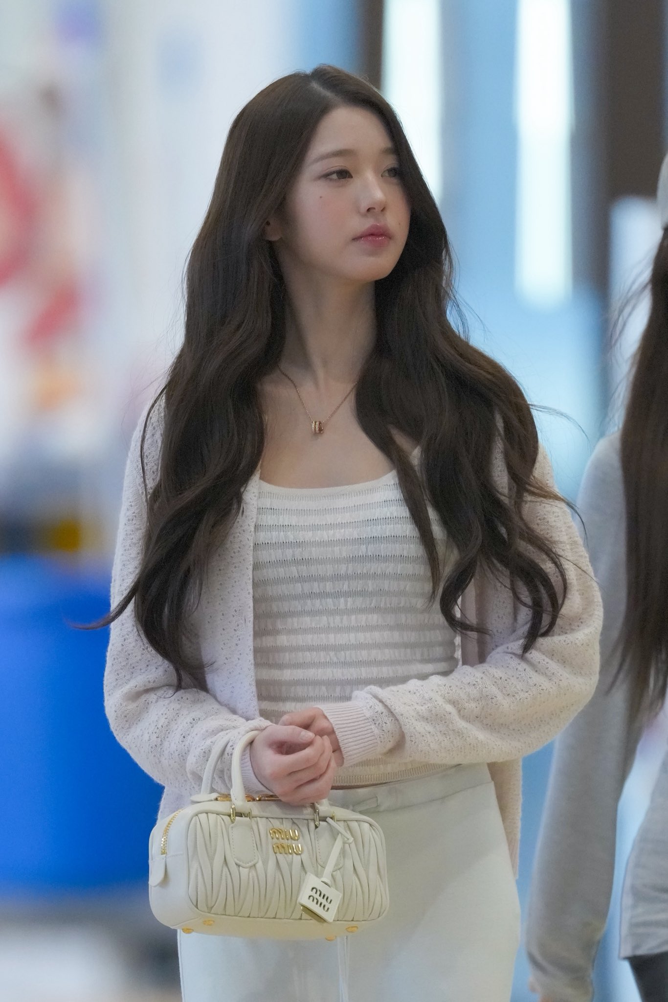 오늘자 장원영 공항 패션.