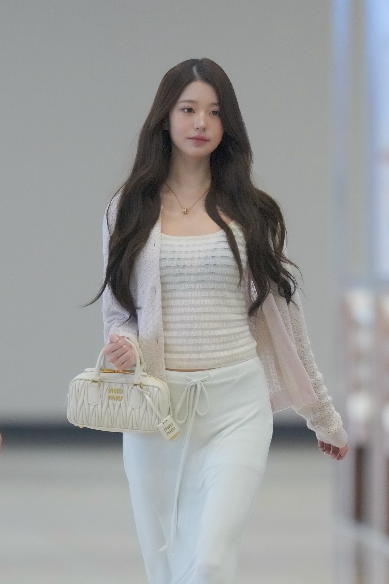 오늘자 장원영 공항 패션.