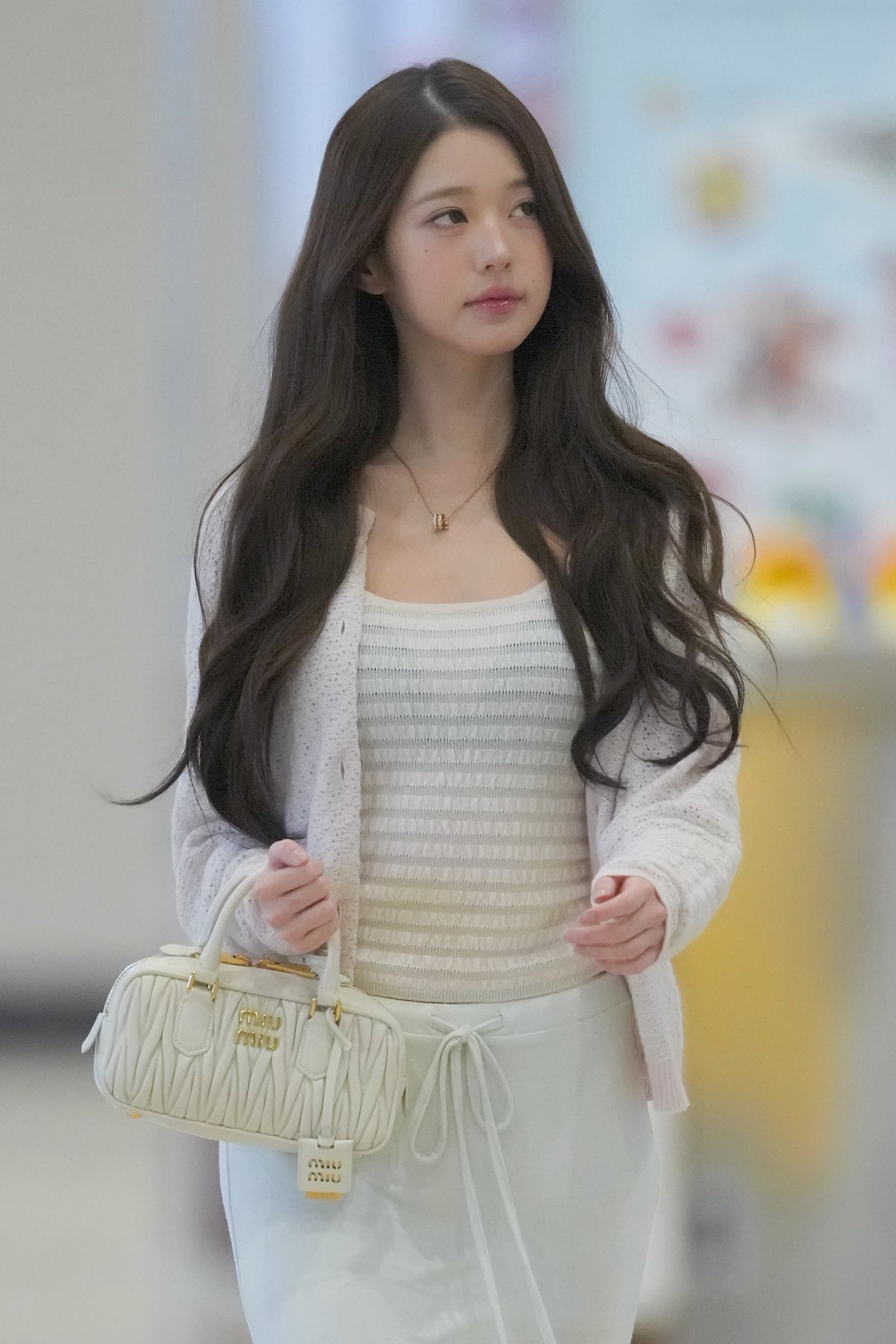 오늘자 장원영 공항 패션.