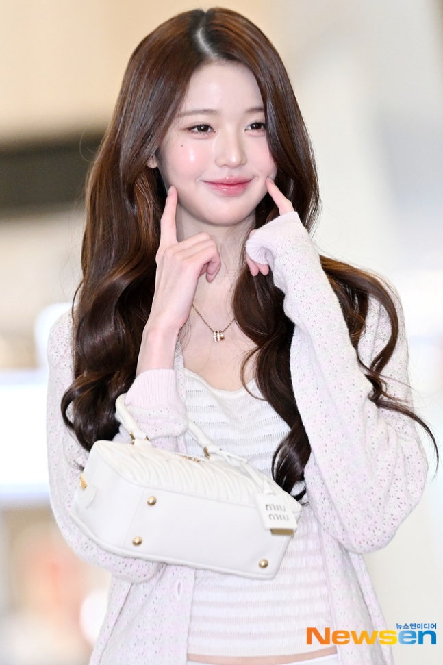태도 논란 억까당한 장원영, 홀로 맨얼굴 출국 심사‥팔짱도 풀었다