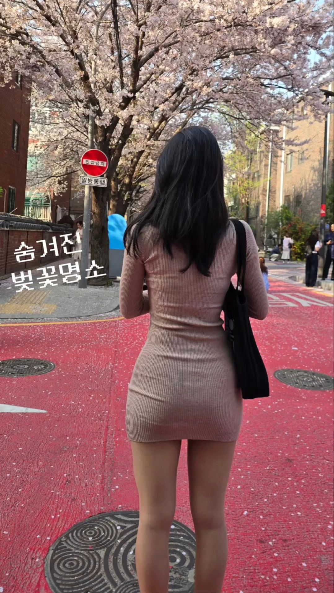 은근 눈길 가는 여자 패션.jpg