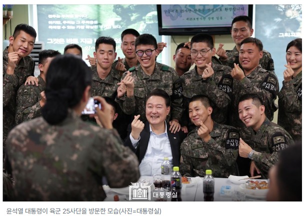 윤석열 대통령 군대 방문 사진들