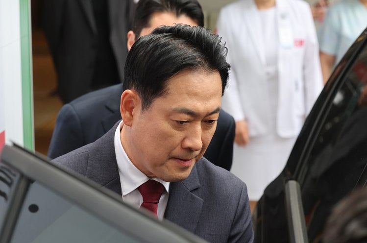 장동혁, 웃으며 퇴원…지지자에게 주먹 쥐고 ‘파이팅!’