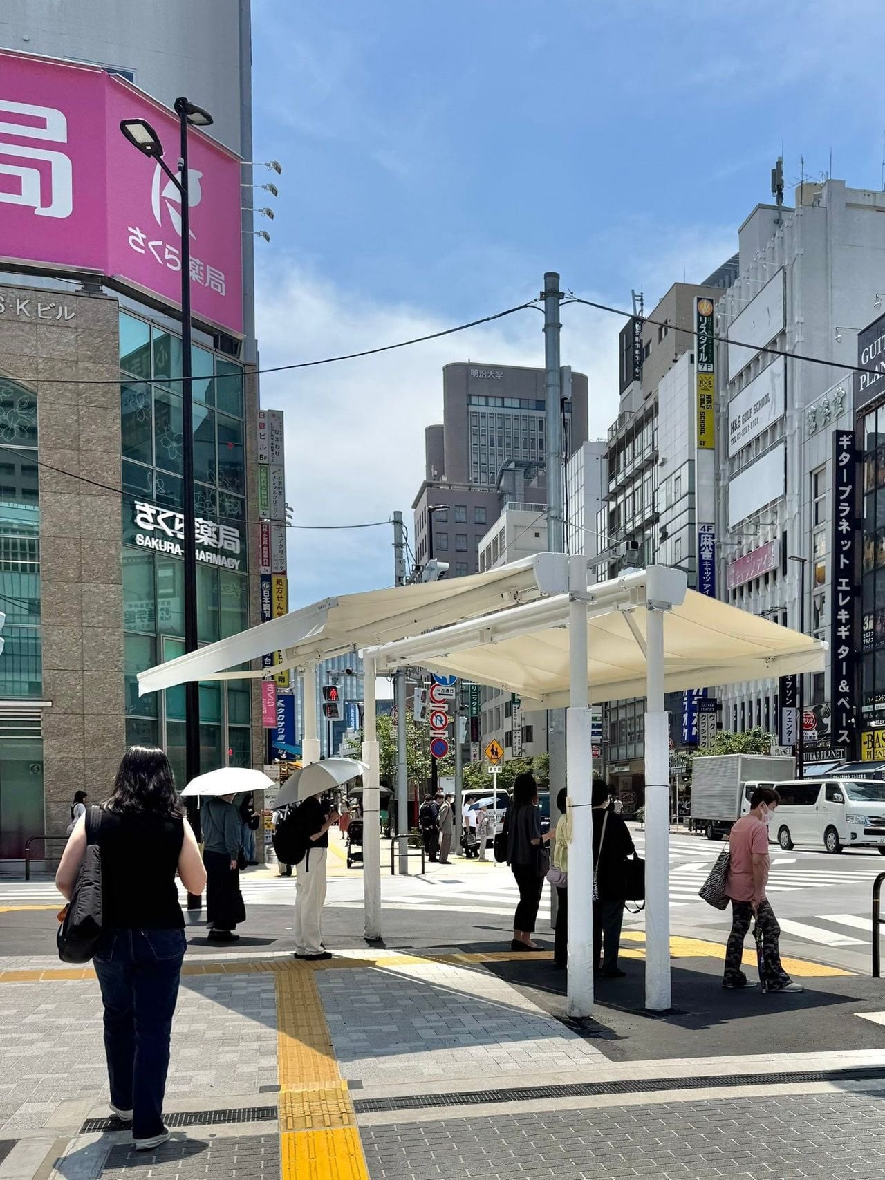 한국의 횡단보도 그늘막 벤치마킹해서 도쿄에 설치된 근황.jpg