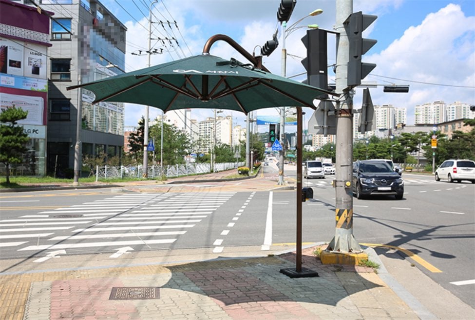 한국의 횡단보도 그늘막 벤치마킹해서 도쿄에 설치된 근황.jpg