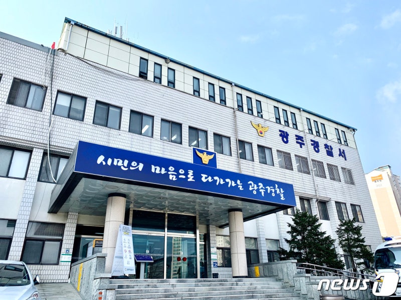 육교로 돌진한 SUV…'음주 측정 거부' 60대 운전자 현행범 체포