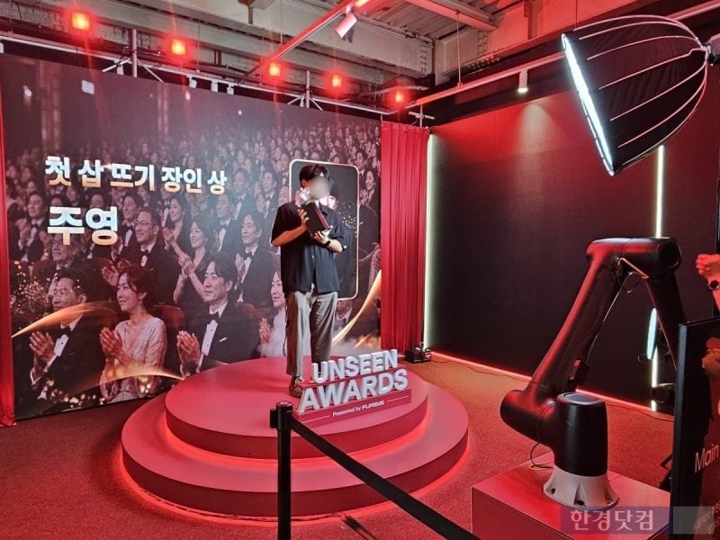 2030 직장인들 '눈물 펑펑'…성수동 팝업에 무슨 일이 [현장+]
