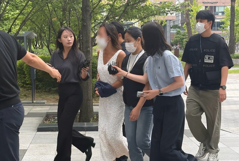 경찰에 침 뱉은 ‘개표소 시위’ 여성 구속…“도주 우려·재범 가능성”