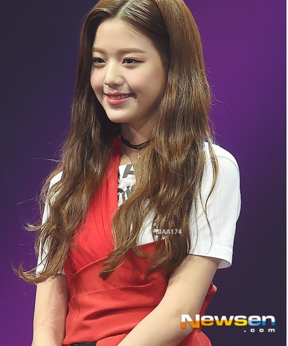 ㄷㄷㄷㄷ 장원영 자연미인 아니였군요.