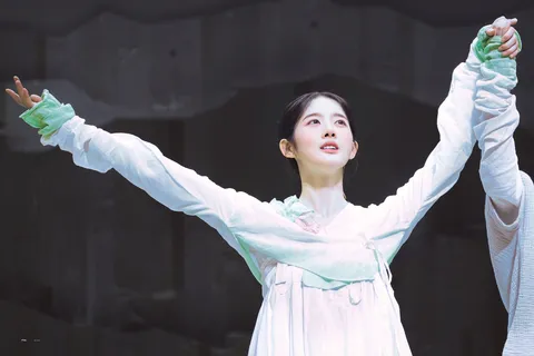 시은 - 박남정 마스크 벗기고 볼 잡아 흔들기