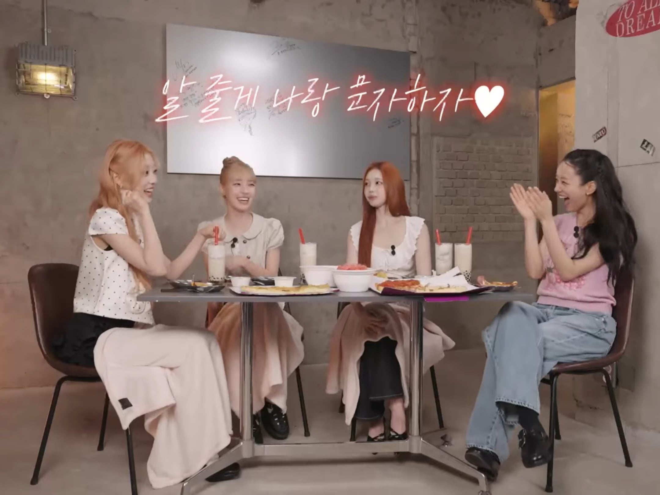 옛날엔 와이파이가 없었다는 걸 못 믿는 하츠투하츠.jpg