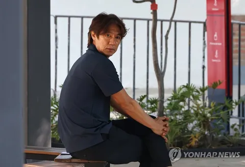 홍명보 입장문 발표 대기때와 발표때 모습