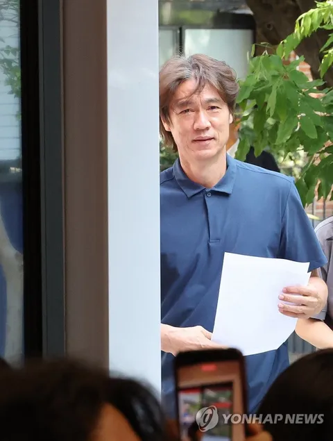 홍명보 입장문 발표 대기때와 발표때 모습