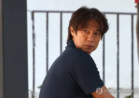 홍명보 입장문 발표 대기때와 발표때 모습
