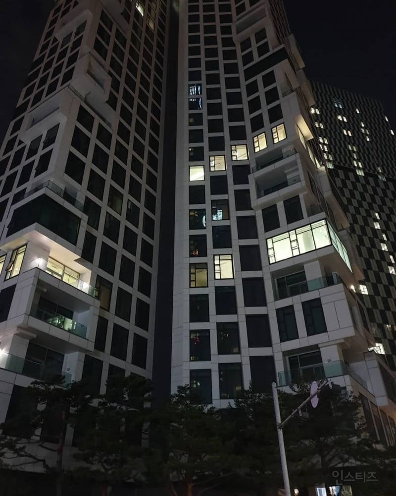점등 켜진 아크로서울포레스트 아파트.jpg