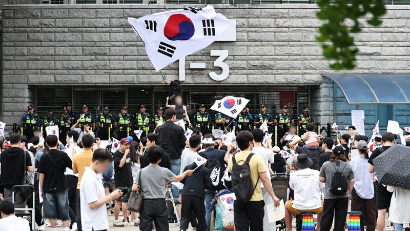 잠실 개표소 봉쇄 25일째…현장에서 연습용 수류탄 발견