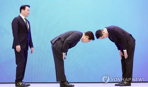 맞절하고 파이팅 취하는 이재명 대통령 과 이재용 최태원
