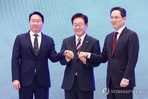 맞절하고 파이팅 취하는 이재명 대통령 과 이재용 최태원