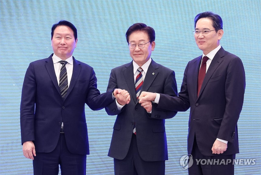 파이팅 포즈 취하는 이재명 대통령·이재용·최태원 회장