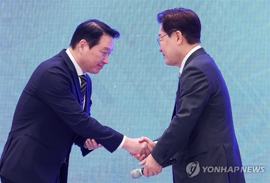 파이팅 포즈 취하는 이재명 대통령·이재용·최태원 회장